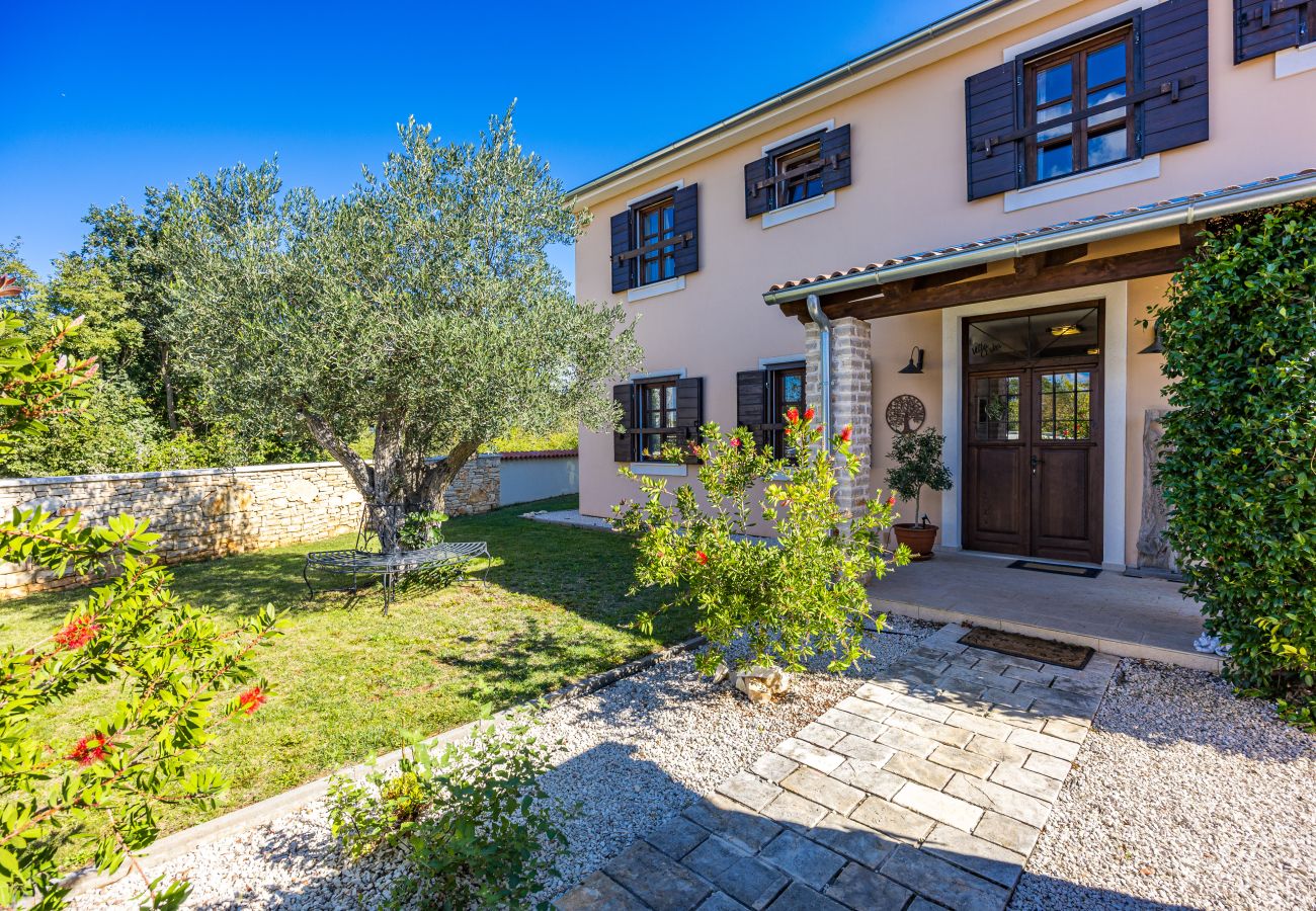 Villa in Sveti Kirin - Villa Cirka in Central Istria for 12+2 persons with a 36 m2 heated pool, gaming & activities for kids and adults