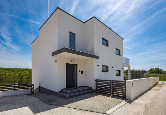 Villa in Vodnjan - Villa Angie in Central Istria for 10 persons with private heated pool & kids playground  Villa in Vodnjan - Villa Angie in Central Istria for 10 persons with private heated pool & kids playground