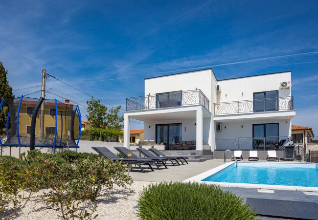 Villa in Vodnjan - Villa Angie in Central Istria for 10 persons with private heated pool & kids playground  Villa in Vodnjan - Villa Angie in Central Istria for 10 persons with private heated pool & kids playground