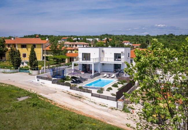 Villa in Vodnjan - Villa Angie in Central Istria for 10 persons with private heated pool & kids playground  Villa in Vodnjan - Villa Angie in Central Istria for 10 persons with private heated pool & kids playground