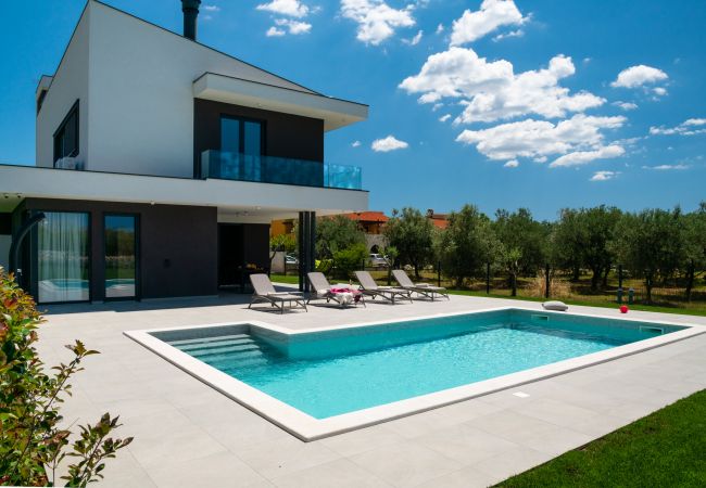 Villa in Vodnjan - Villa Arestea near Pula with heated pool, sea view, wellness & playground Villa in Vodnjan - Villa Arestea near Pula with heated pool, sea view, wellness & playground