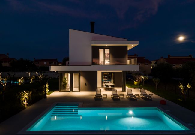 Villa in Vodnjan - Villa Arestea near Pula with heated pool, sea view, wellness & playground Villa in Vodnjan - Villa Arestea near Pula with heated pool, sea view, wellness & playground