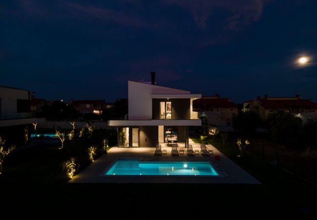 Villa in Vodnjan - Villa Arestea near Pula with heated pool, sea view, wellness & playground Villa in Vodnjan - Villa Arestea near Pula with heated pool, sea view, wellness & playground