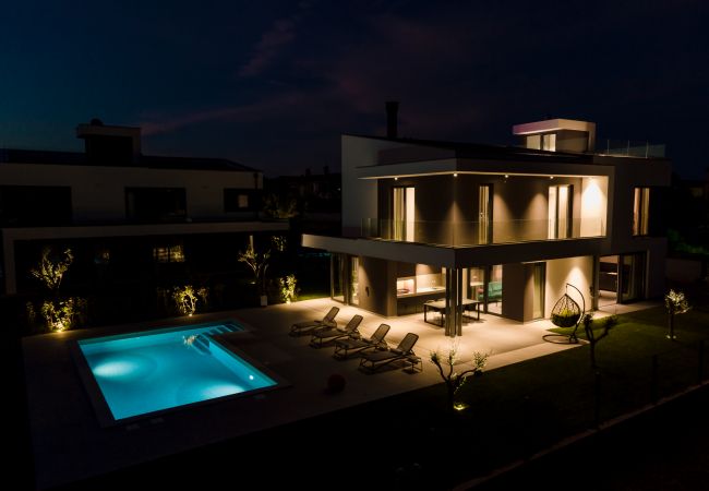 Villa in Vodnjan - Villa Arestea near Pula with heated pool, sea view, wellness & playground Villa in Vodnjan - Villa Arestea near Pula with heated pool, sea view, wellness & playground