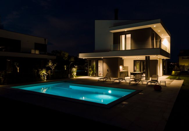 Villa in Vodnjan - Villa Arestea near Pula with heated pool, sea view, wellness & playground Villa in Vodnjan - Villa Arestea near Pula with heated pool, sea view, wellness & playground