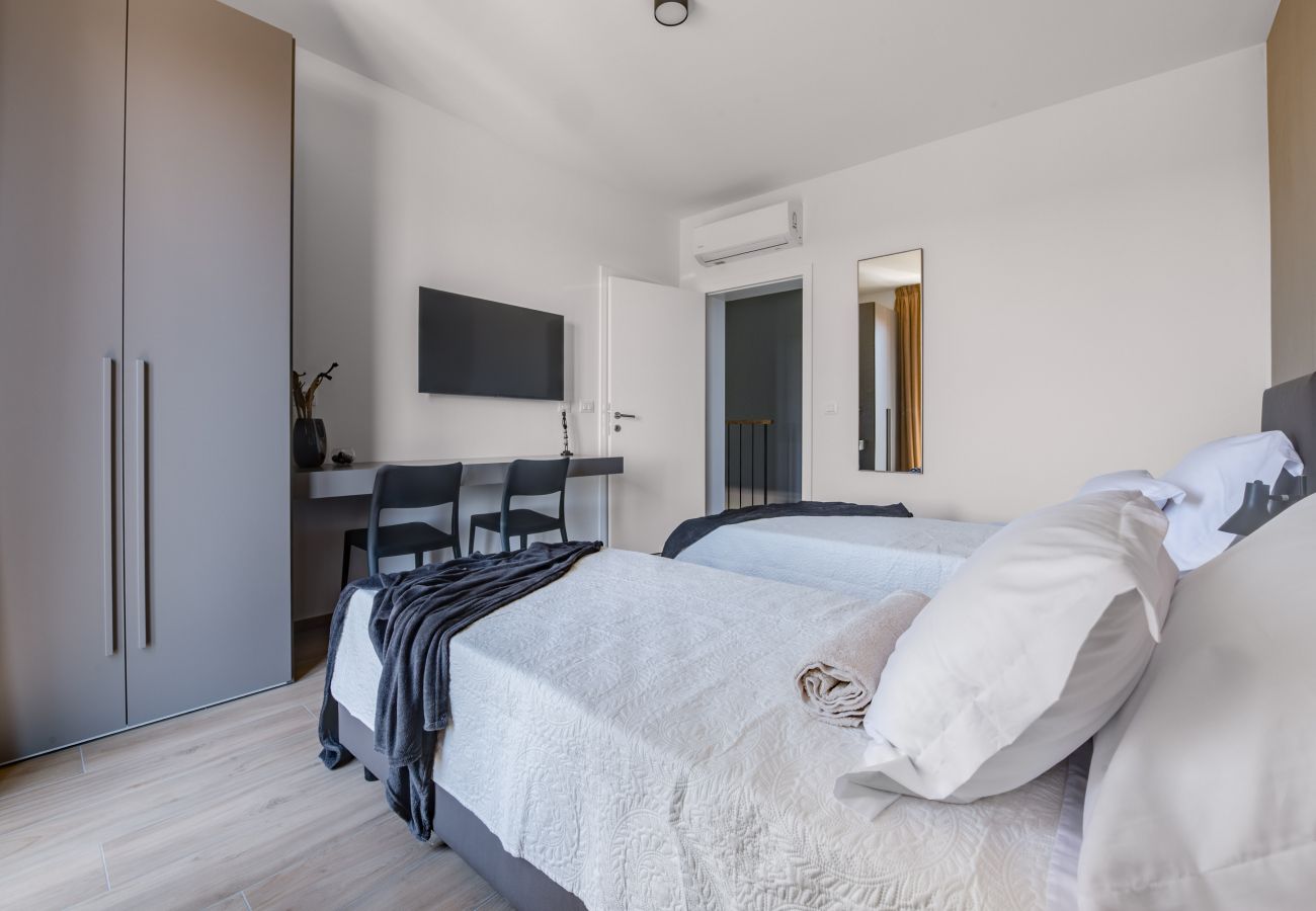 Villa in Vodnjan - Villa Arestea near Pula with sea view, wellness & playground