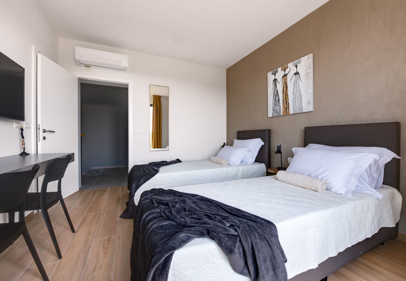 Villa in Vodnjan - Villa Arestea near Pula with sea view, wellness & playground