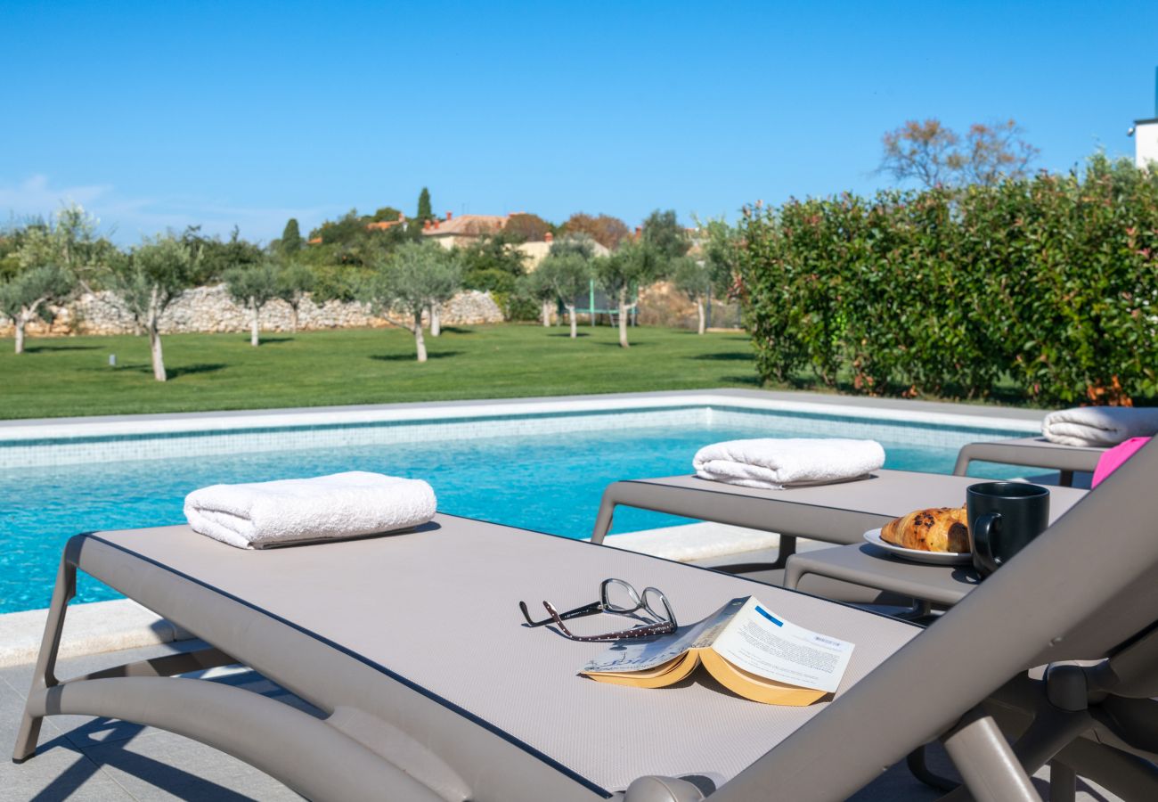 Villa in Vodnjan - Villa Arestea near Pula with sea view, wellness & playground