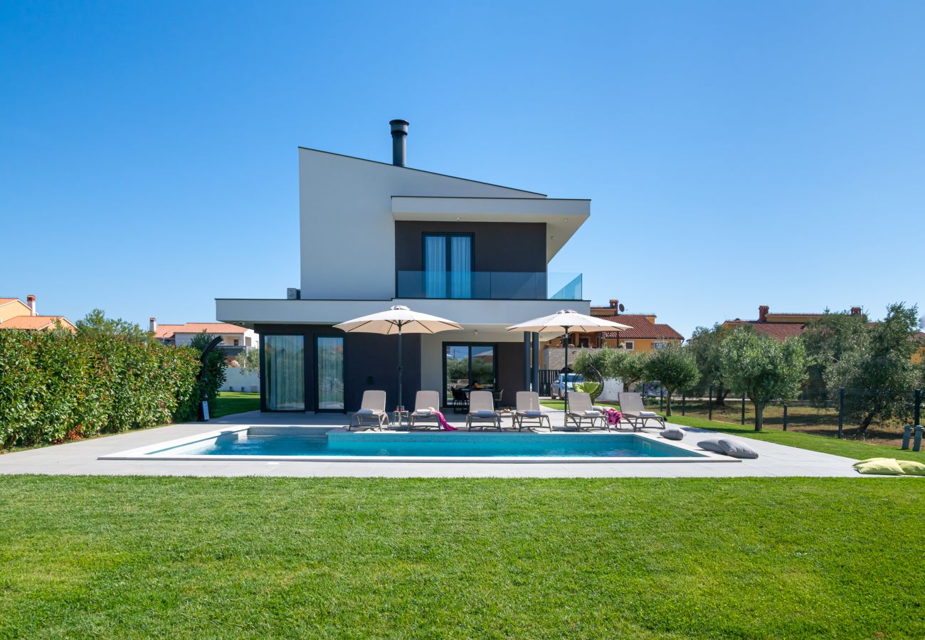 Villa in Vodnjan - Villa Arestea near Pula with sea view, wellness & playground