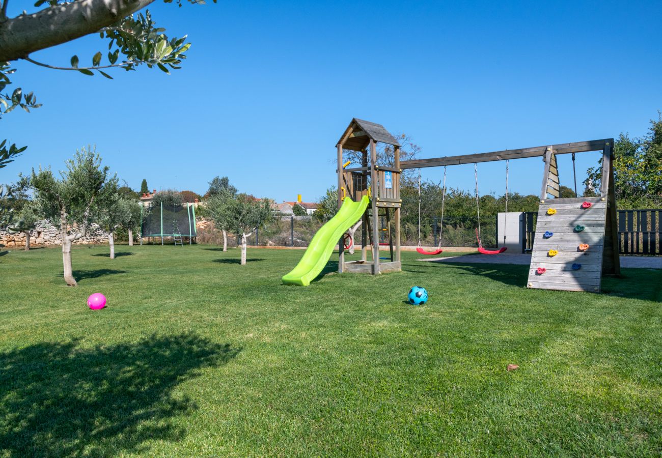 Villa in Vodnjan - Villa Arestea near Pula with sea view, wellness & playground