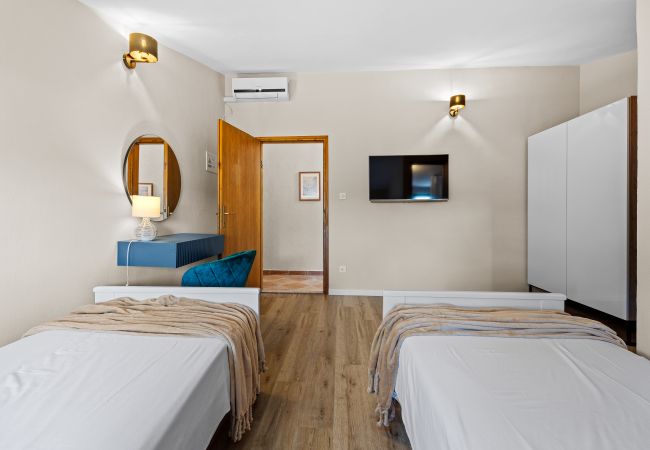 Villa in Višnjan - Villa Bucks near Poreč for 20 persons with Sea View, Whirlpool, Sauna & Fitness Villa in Višnjan - Villa Bucks near Poreč for 20 persons with Sea View, Whirlpool, Sauna & Fitness