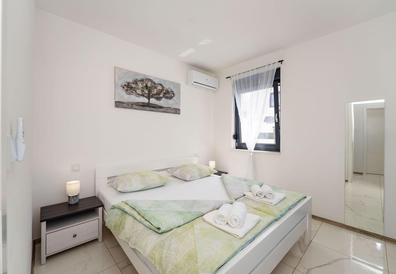 Villa in Vodice - Villa Essenza Rossa in Vodice only 650 meters from the beach