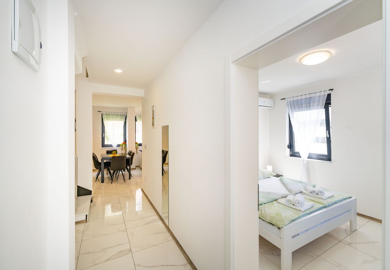 Villa in Vodice - Villa Essenza Rossa in Vodice only 650 meters from the beach