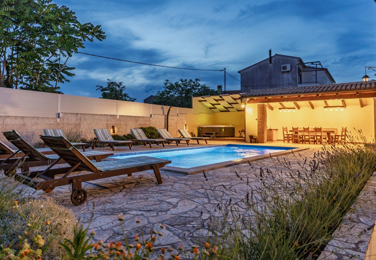 Villa in Peruški - Villa Katja near Pula with whirlpool only 3 km from the beach