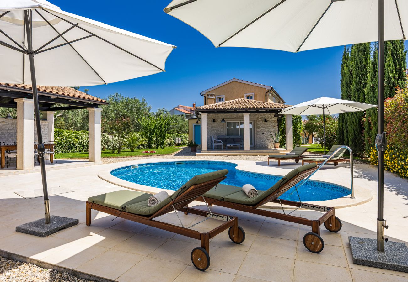 Villa in Fažana - Villa Luka in Fažana with pool & playground only 600 meter from the beach 