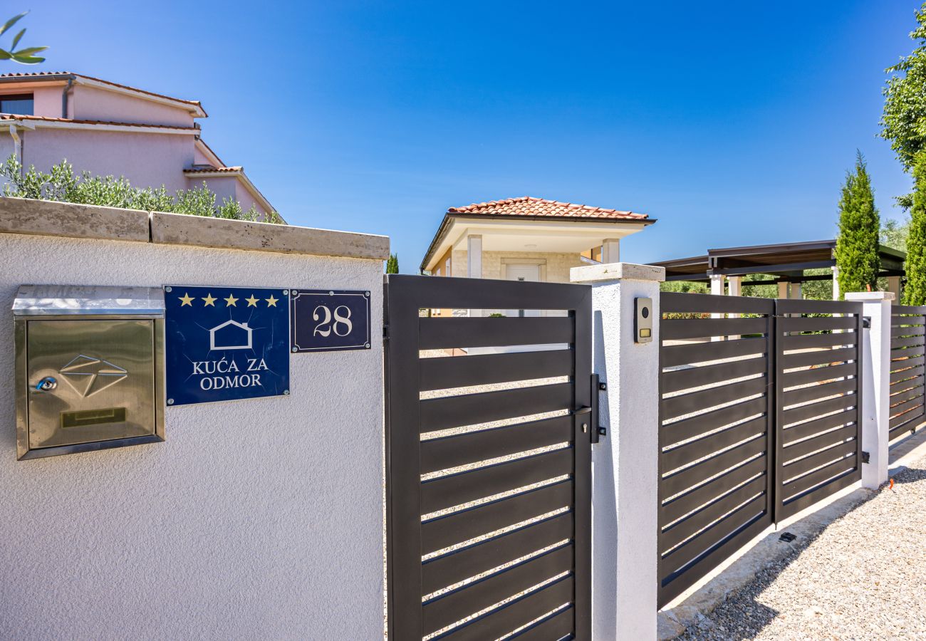Villa in Fažana - Villa Luka in Fažana with pool & playground only 600 meter from the beach 
