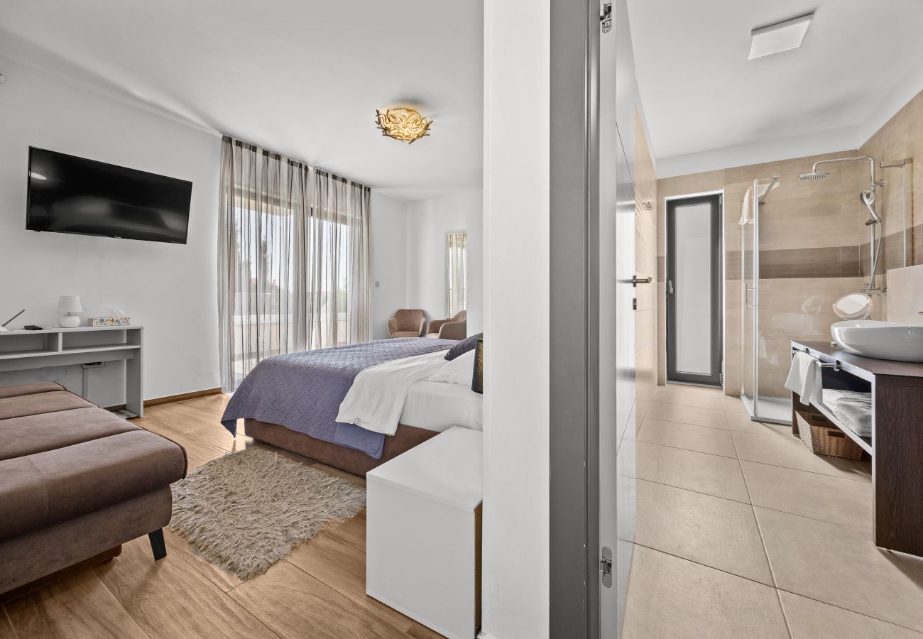 Villa in Pula - Villa Ula in Pula with heated pool, sauna & private tennis court