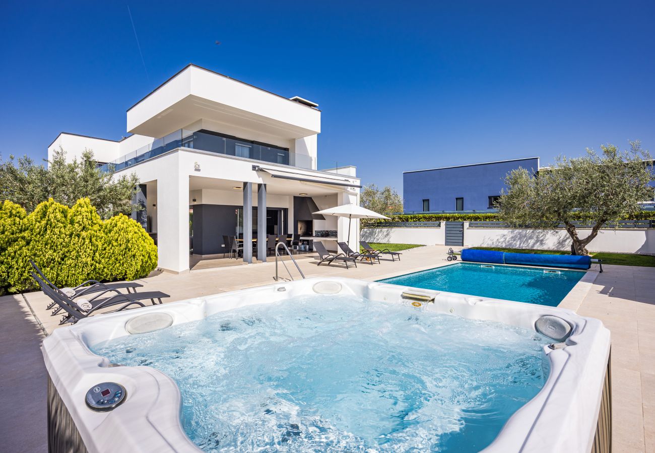 Villa in Pula - Villa Una in Pula with heated pool, whirlpool & private tennis court