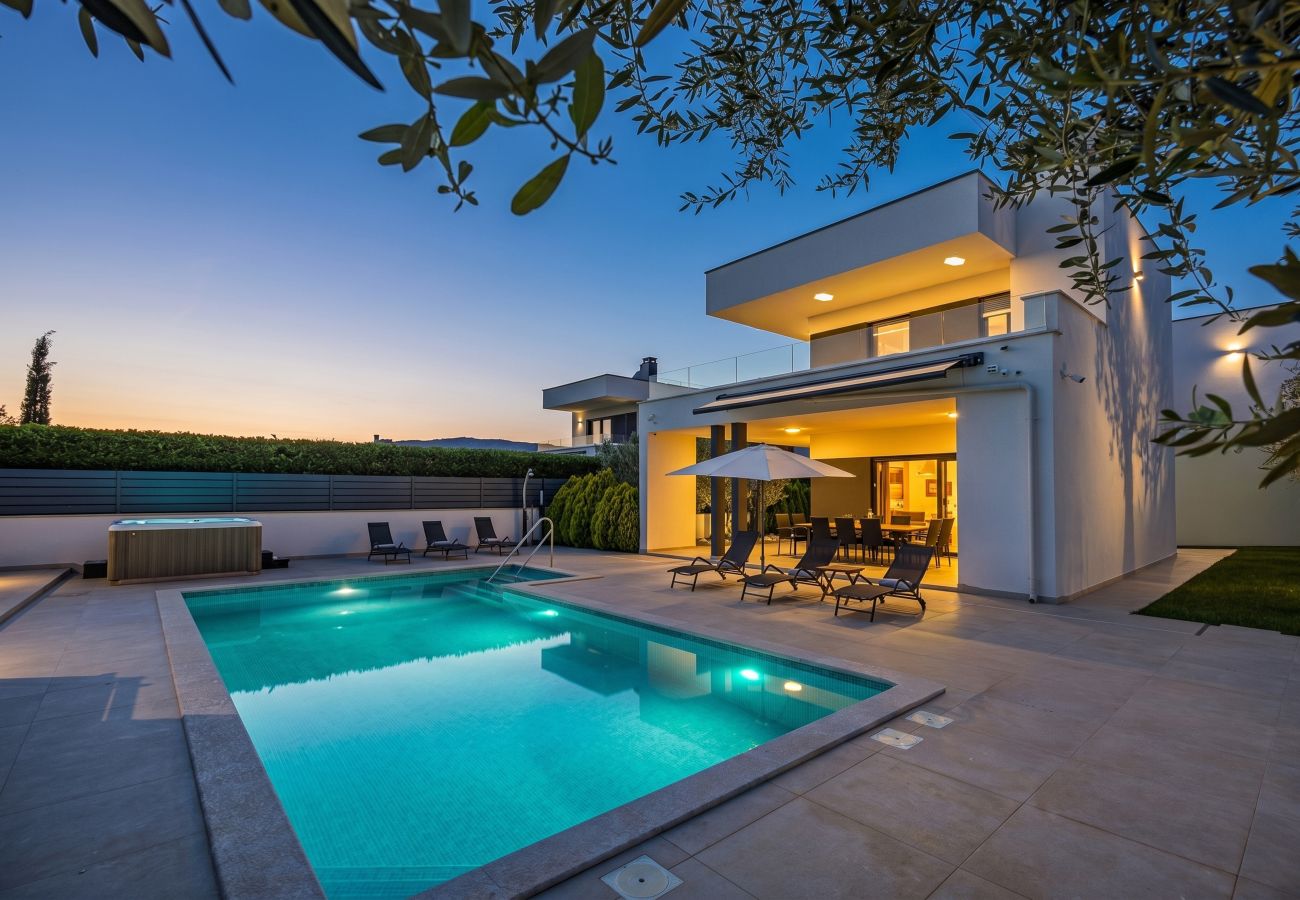 Villa in Pula - Villa Una in Pula with heated pool, whirlpool & private tennis court