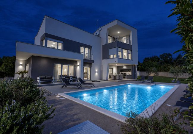 Villa in Krnica - Villa Windrose for 8 persons near Pula with large garden