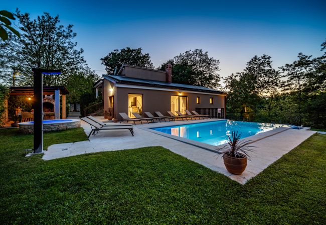 Villa in Svetvincenat - Villa Ferlini in Central Istria with private 10000 m2 garden, wellness & family activities on plot