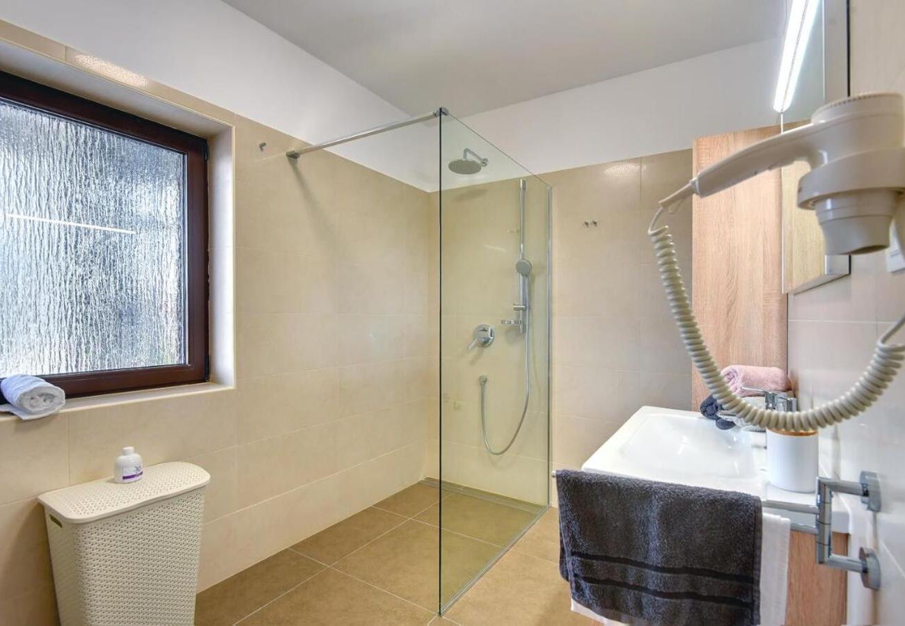Villa in Fažana - Villa Andrija in Fažana for 9 people with sea view & heated pool - only 400 m from the beach