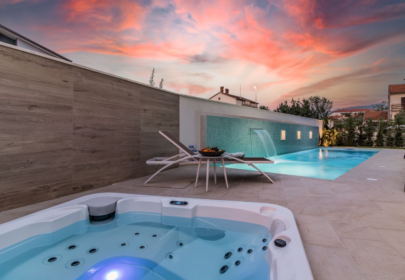 Villa in Fažana - Villa Elena Deluxe in Fažana for 8 people with whirlpool, kids playground & private pool only 400 m from the beach