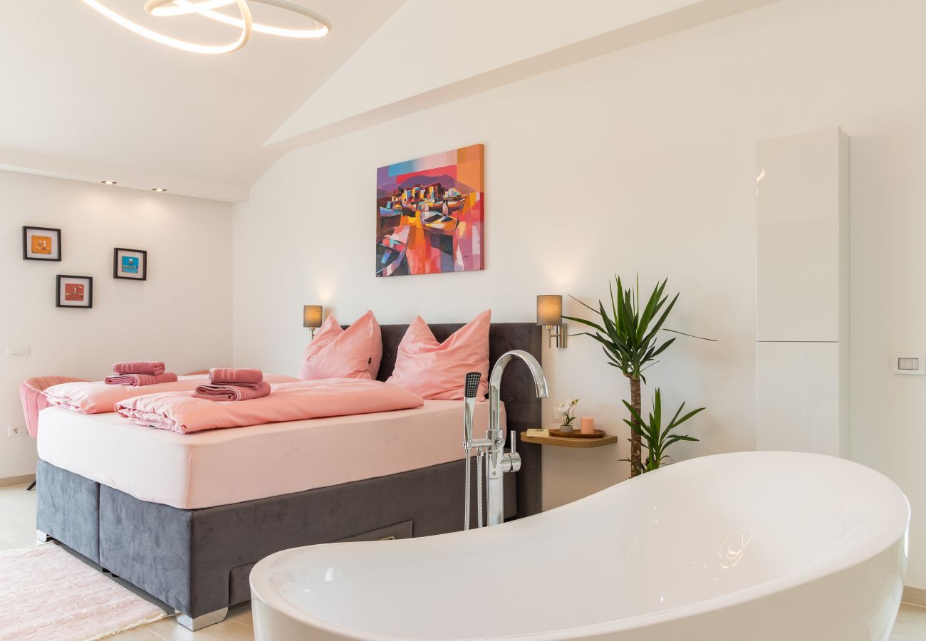Villa in Fažana - Villa Elena Deluxe in Fažana for 8 people with whirlpool, kids playground & private pool only 400 m from the beach