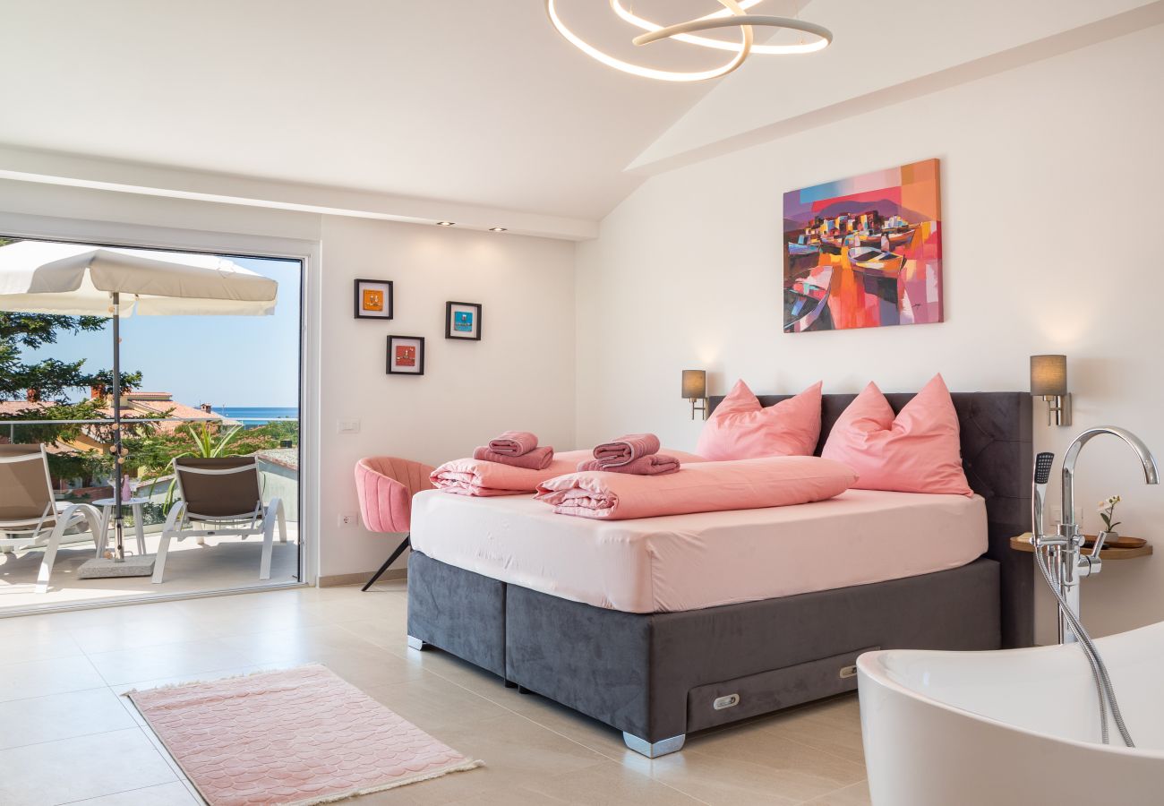 Villa in Fažana - Villa Elena Deluxe in Fažana for 8 people with whirlpool, kids playground & private pool only 400 m from the beach
