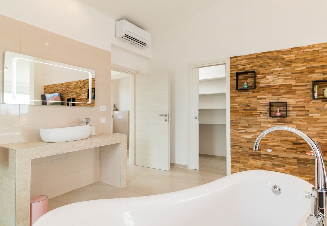 Villa in Fažana - Villa Elena Deluxe in Fažana for 8 people with whirlpool, kids playground & private pool only 400 m from the beach