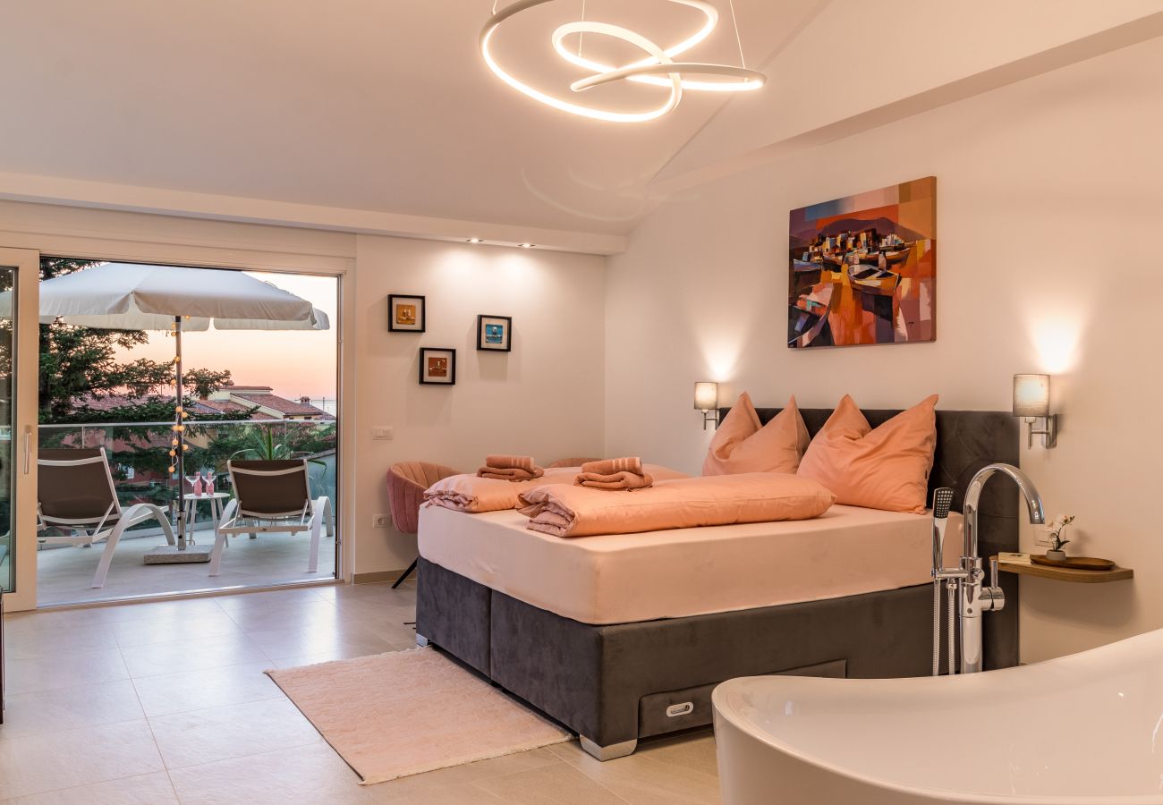 Villa in Fažana - Villa Elena Deluxe in Fažana for 8 people with whirlpool, kids playground & private pool only 400 m from the beach