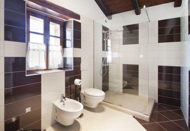 Villa in Grožnjan - Villa Poropati in Central Istria for up to 14 people with large garden & 81 m2 pool Villa in Grožnjan - Villa Poropati in Central Istria for up to 14 people with large garden & 81 m2 pool