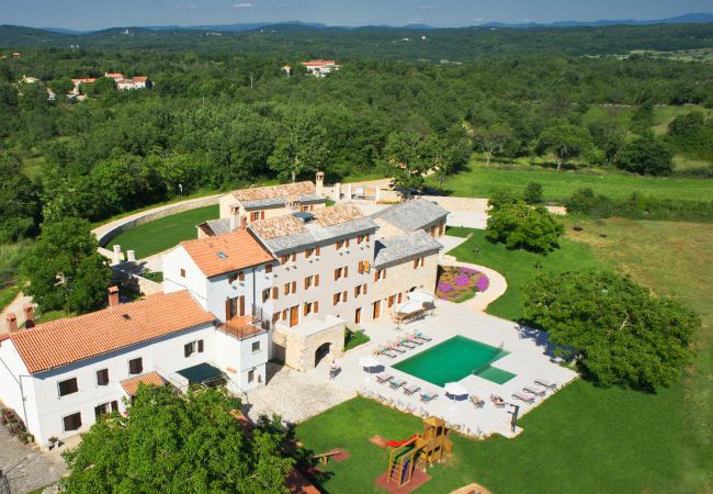 Villa in Grožnjan - Villa Poropati in Central Istria for up to 14 people with large garden & 81 m2 pool Villa in Grožnjan - Villa Poropati in Central Istria for up to 14 people with large garden & 81 m2 pool