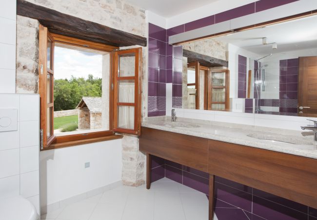 Villa in Grožnjan - Villa Poropati in Central Istria for up to 14 people with large garden & 81 m2 pool Villa in Grožnjan - Villa Poropati in Central Istria for up to 14 people with large garden & 81 m2 pool