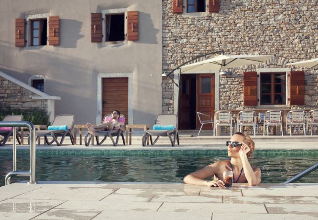Villa in Grožnjan - Villa Poropati in Central Istria for up to 14 people with large garden & 81 m2 pool Villa in Grožnjan - Villa Poropati in Central Istria for up to 14 people with large garden & 81 m2 pool