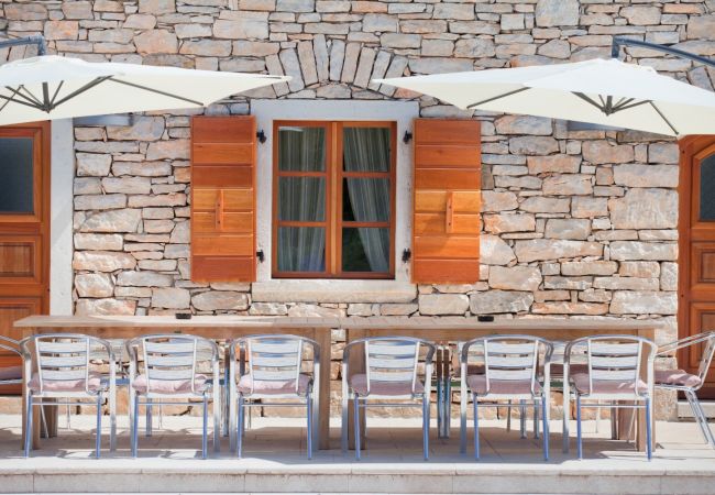 Villa in Grožnjan - Villa Poropati in Central Istria for up to 14 people with large garden & 81 m2 pool Villa in Grožnjan - Villa Poropati in Central Istria for up to 14 people with large garden & 81 m2 pool