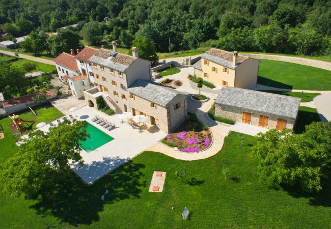 Villa in Grožnjan - Villa Poropati in Central Istria for up to 14 people with large garden & 81 m2 pool Villa in Grožnjan - Villa Poropati in Central Istria for up to 14 people with large garden & 81 m2 pool