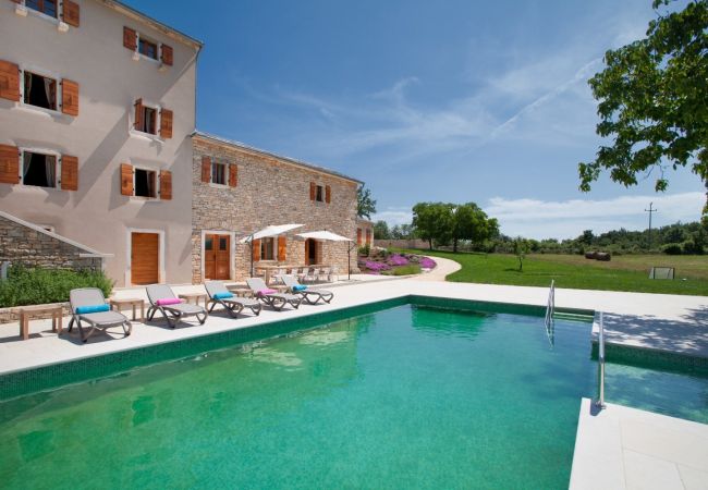 Villa in Grožnjan - Villa Poropati in Central Istria for up to 14 people with large garden & 81 m2 pool Villa in Grožnjan - Villa Poropati in Central Istria for up to 14 people with large garden & 81 m2 pool