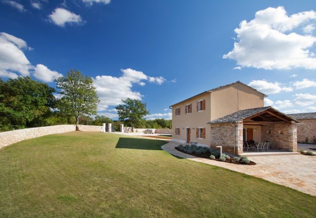 Villa in Grožnjan - Villa Poropati in Central Istria for up to 14 people with large garden & 81 m2 pool Villa in Grožnjan - Villa Poropati in Central Istria for up to 14 people with large garden & 81 m2 pool