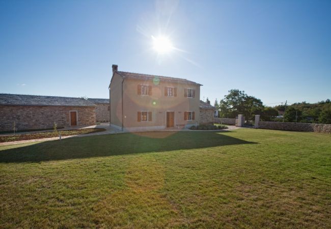 Villa in Grožnjan - Villa Poropati in Central Istria for up to 14 people with large garden & 81 m2 pool Villa in Grožnjan - Villa Poropati in Central Istria for up to 14 people with large garden & 81 m2 pool