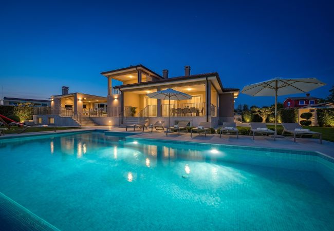 Villa in Krancici - Villa Silvia near Poreč for 10 people with infinity pool and large playground