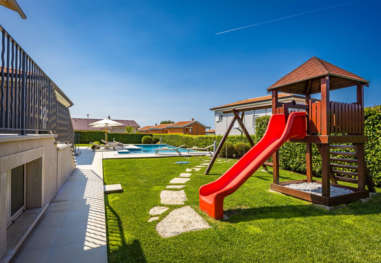 Villa in Krancici - Villa Silvia near Poreč for 10 people with infinity pool and large playground
