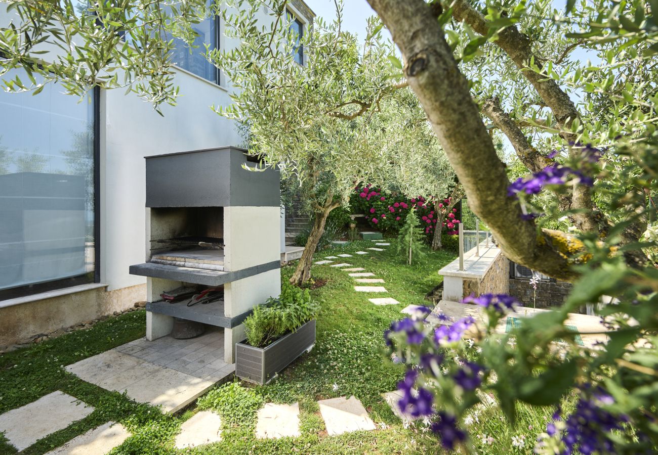 Villa in Merišce - Residence Monte near Umag for 8+2 people with heated infinity pool, spa & play room