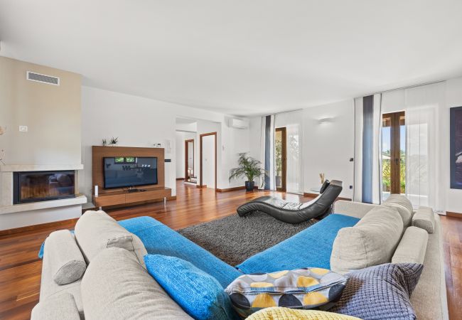 Villa in Galižana - Villa De Flora with salt water pool & sea view near Fažana Villa in Galižana - Villa De Flora with salt water pool & sea view near Fažana