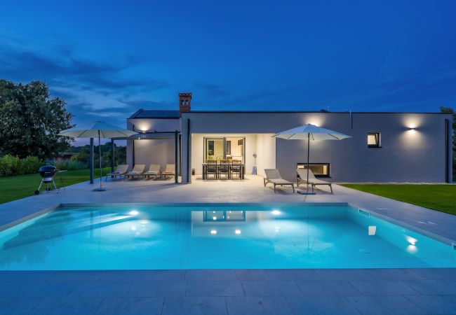 Villa in Vintijan - Villa Lia for 6 people near Pula with children playground and private pool