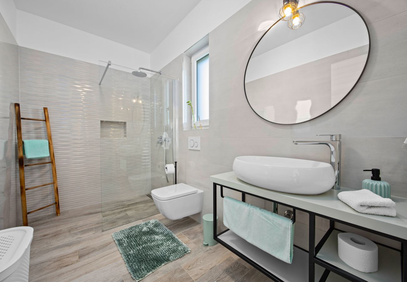 Villa in Galižana - Villa Lu near Fažana for 7 people with private pool, kids playground & sea view