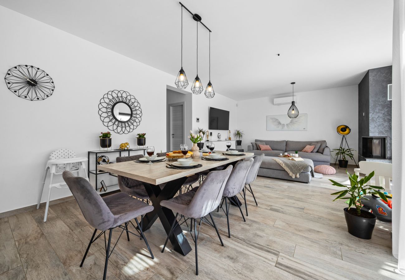 Villa in Galižana - Villa Lu near Fažana for 7 people with private pool, kids playground & sea view