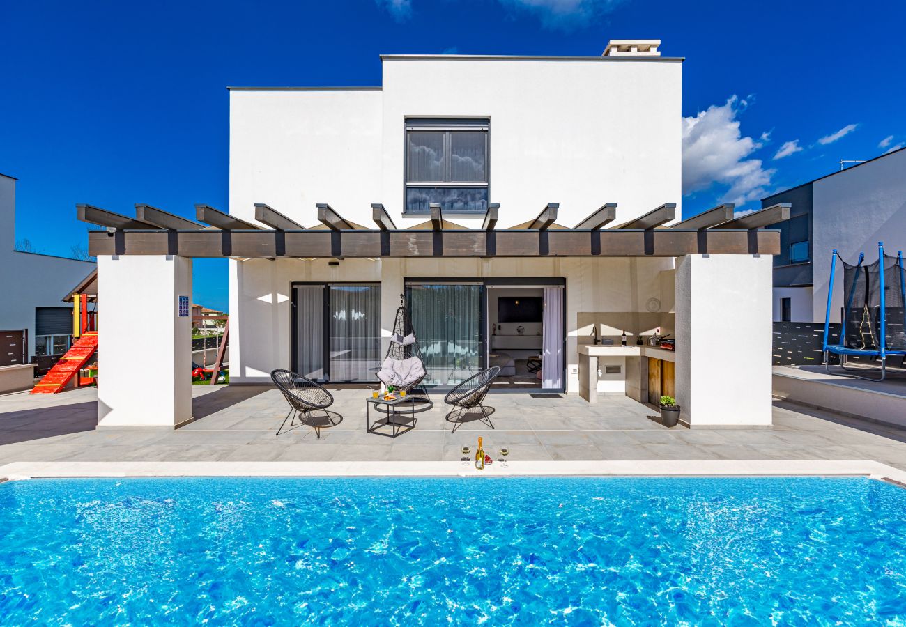 Villa in Galižana - Villa Lu near Fažana for 7 people with private pool, kids playground & sea view