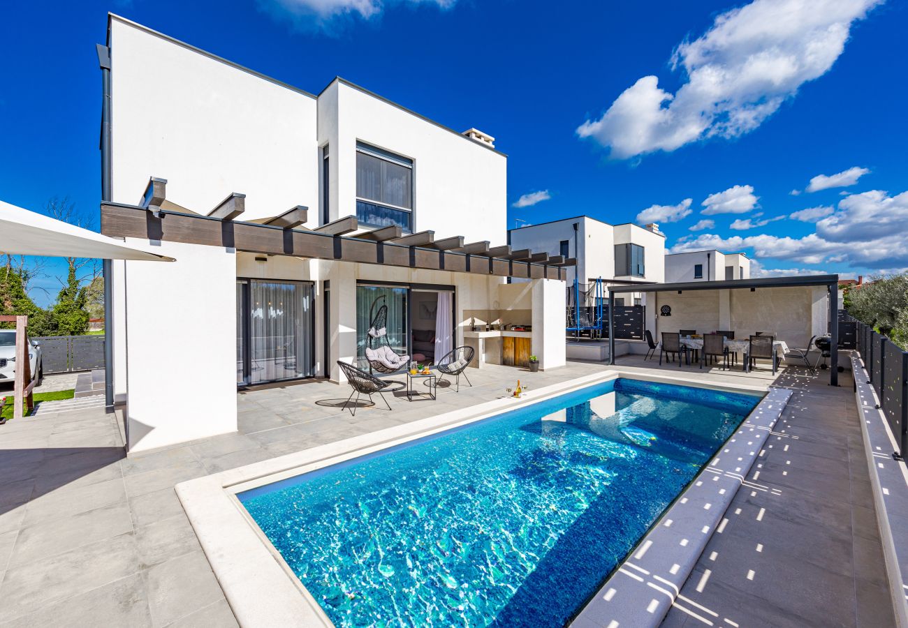 Villa in Galižana - Villa Lu near Fažana for 7 people with private pool, kids playground & sea view