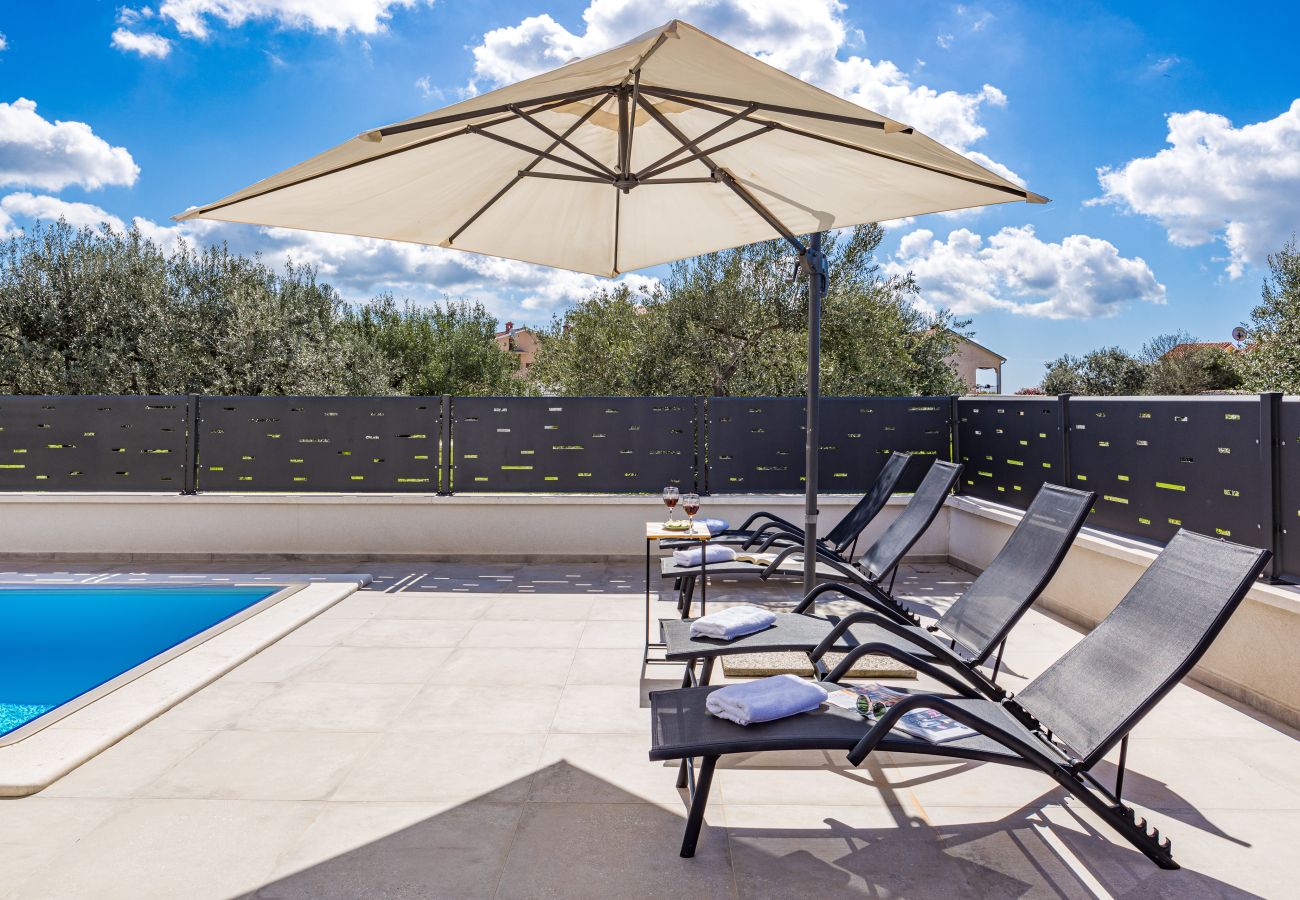 Villa in Galižana - Villa Lu near Fažana for 7 people with private pool, kids playground & sea view